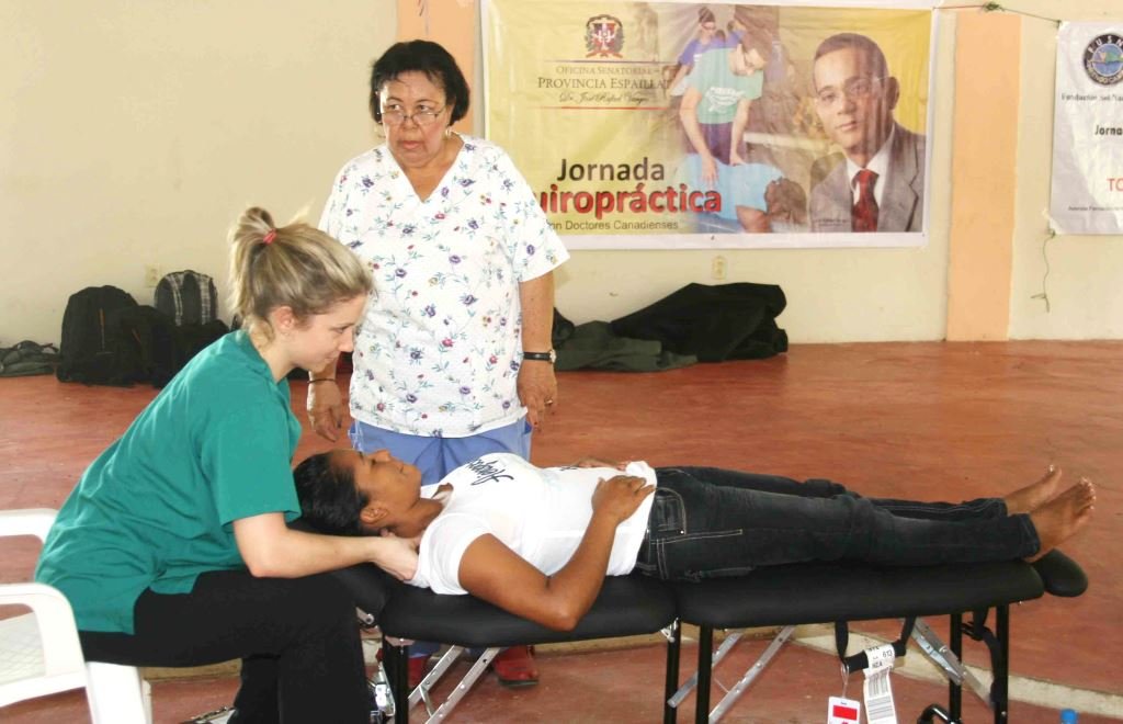 Los doctores quiroprácticos atienden los pacientes de la comunidad de Ortega